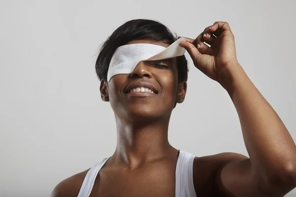 Женщина в косметической маске для глаз — стоковое фото