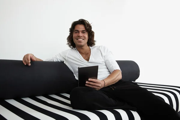 Mann mit Tablet auf Sofa — Stockfoto