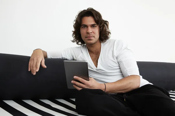 Mann mit Tablet auf Sofa — Stockfoto