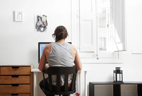 컴퓨터와 직장에 앉아 남자 — 스톡 사진