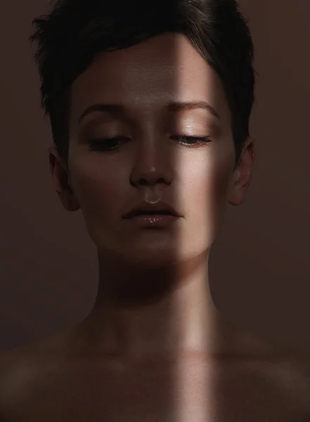 Kvinna med strålen av ljust på ansikte — Stockfoto