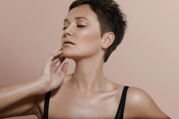 Mujer con corte de pelo corto —  Fotos de Stock