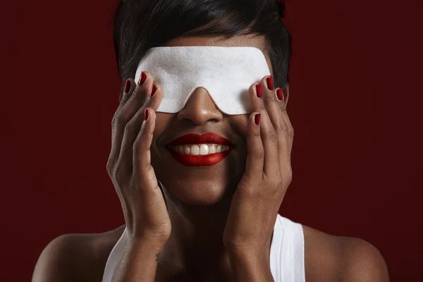 Mujer con máscara de ojos cosméticos — Foto de Stock