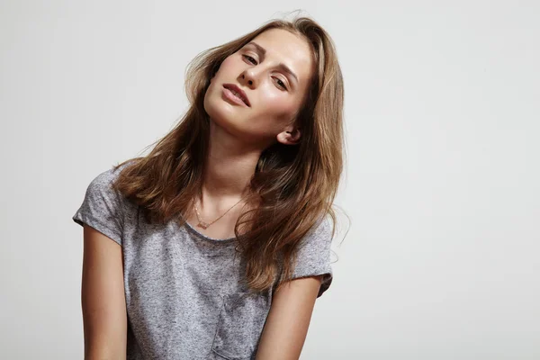 Chica en camiseta gris — Foto de Stock