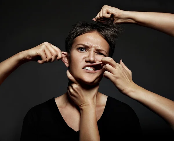 Mulher com as mãos tocando rosto — Fotografia de Stock