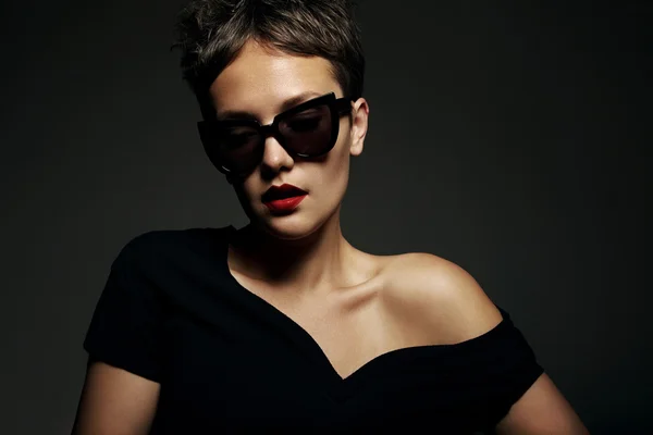 Woman wearing sunglasses — Stock Photo, Image