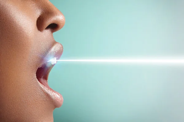 Mujer con dientes blanqueadores láser —  Fotos de Stock