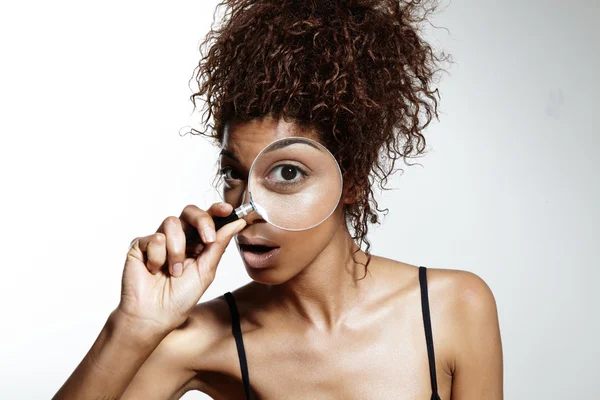 Mujer mirando a través de lente de lupa — Foto de Stock