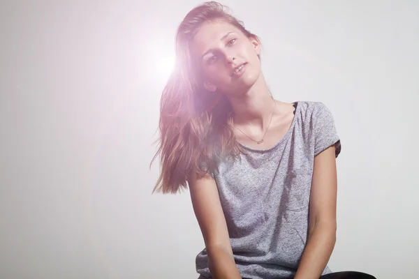 Chica en camiseta gris — Foto de Stock