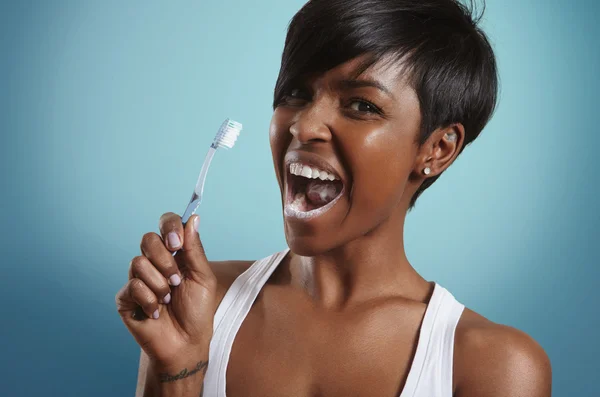 Femme avec pâte à dents — Photo