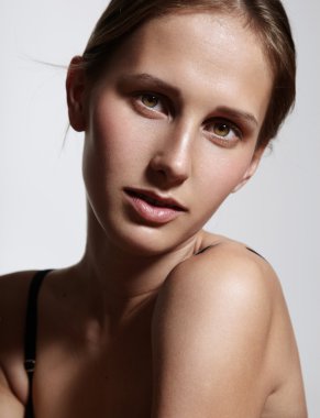 Pembe fondoten kızla