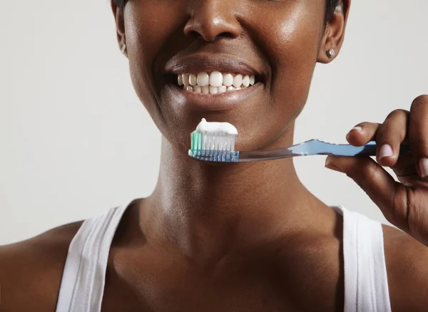 歯磨き粉で歯ブラシを保持している女性 — ストック写真
