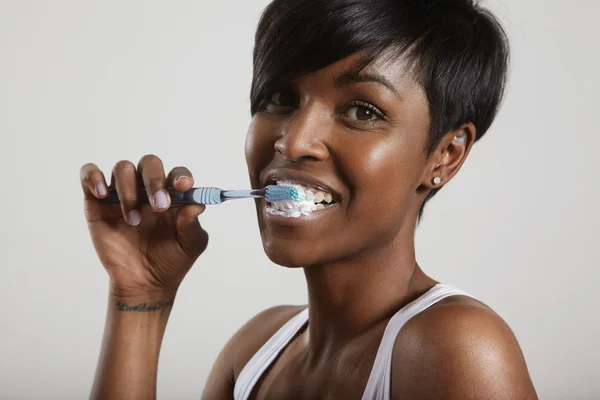 Mujer limpiando dientes —  Fotos de Stock