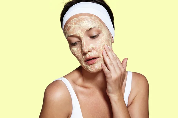 Femme avec masque facial fait maison — Photo