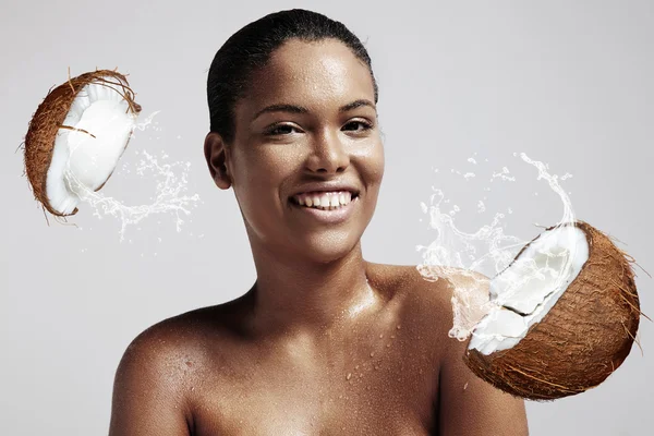 Mujer con gotas de leche de coco — Foto de Stock