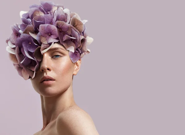 Woman with hortensia flowers on head — Stock Photo, Image