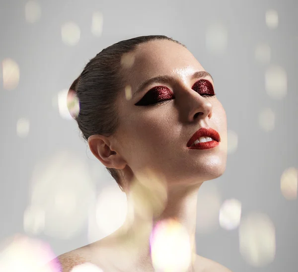 Donna con le palpebre rosse e labbra — Foto Stock