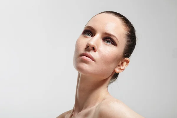 Mujer con sombras de ojos pigmentadas altas — Foto de Stock