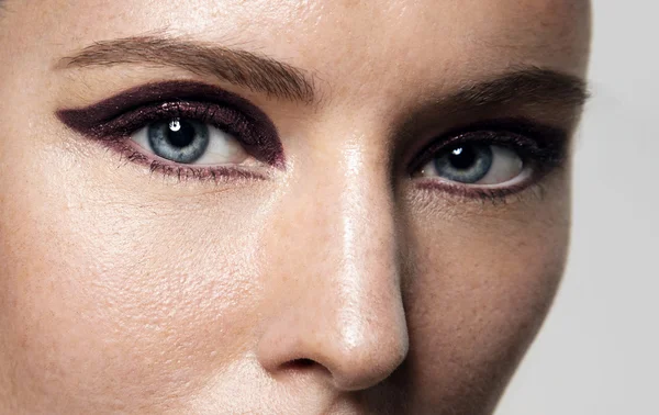 Mulher com maquiagem olhos brilhantes — Fotografia de Stock