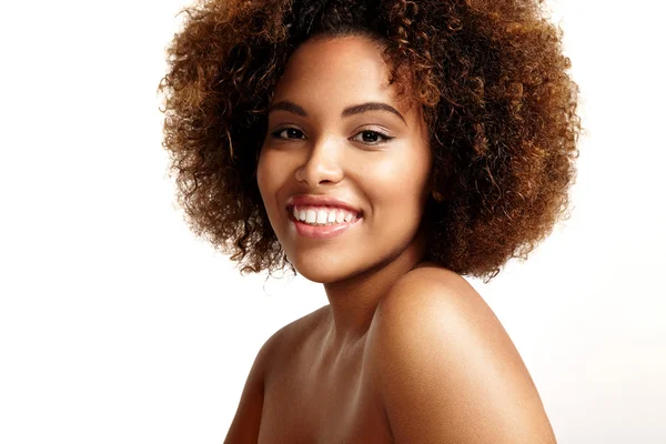 Mulher com cabelo afro estilo sorrindo — Fotografia de Stock