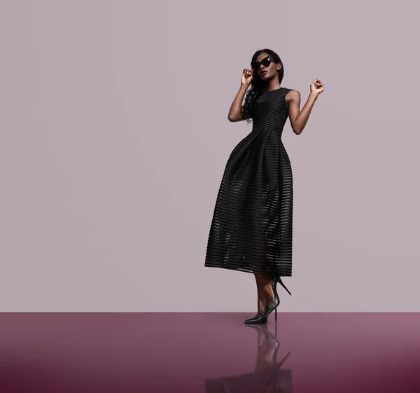 Modelo con vestido negro posando — Foto de Stock