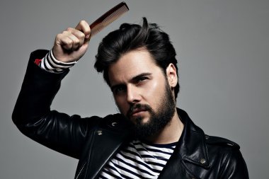 Saçının coombing adamım