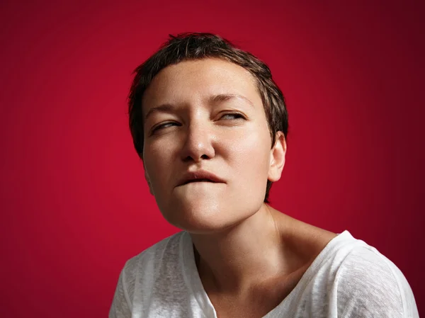 Porträtt av en kvinna, nyfiken ansikte — Stockfoto