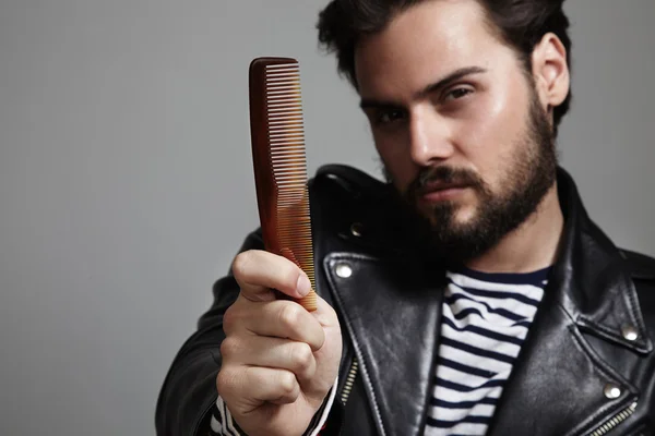 Homem segurando uma escova de cabelo — Fotografia de Stock