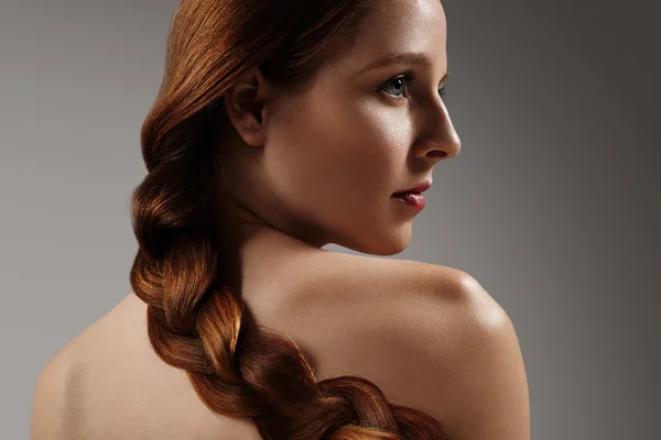 Fille avec élégante coiffure tressée — Photo