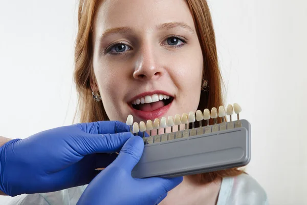 Testando brancura dos dentes — Fotografia de Stock