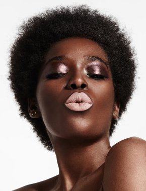 kadın bej dudaklı öpücük gönderme