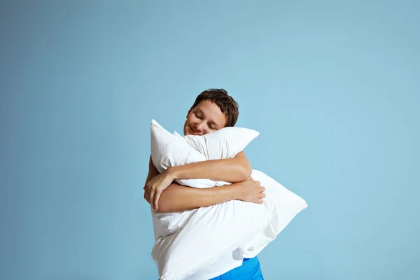 Mujer abrazando almohada —  Fotos de Stock