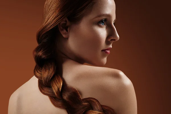 Kızıl saçlı kadın kaplama ile — Stok fotoğraf
