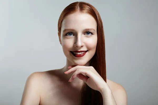 Elegante pelirroja mujer — Foto de Stock