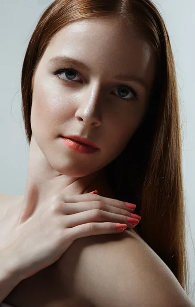 サンゴの唇と爪で赤毛の女性 — ストック写真