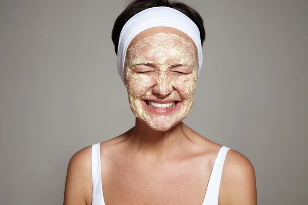 Wanita bersenang-senang dengan perawatan wajah — Stok Foto