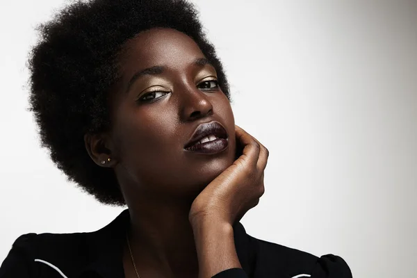 Zwarte vrouw met avond make-up — Stockfoto