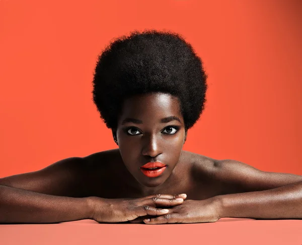 Czarna kobieta z afro włosy Zdjęcie Stockowe