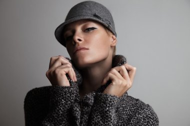 kış giysileri içinde bir kadın