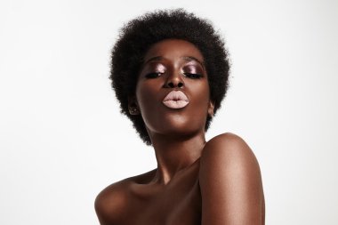 kadın bej dudaklı öpücük gönderme