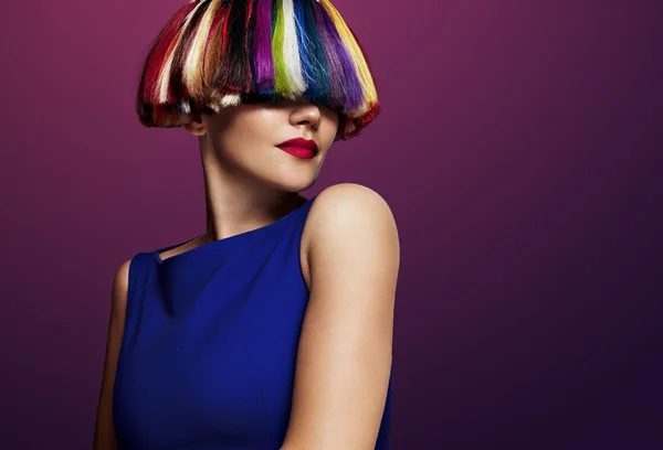 Donna con capelli arcobaleno — Foto Stock