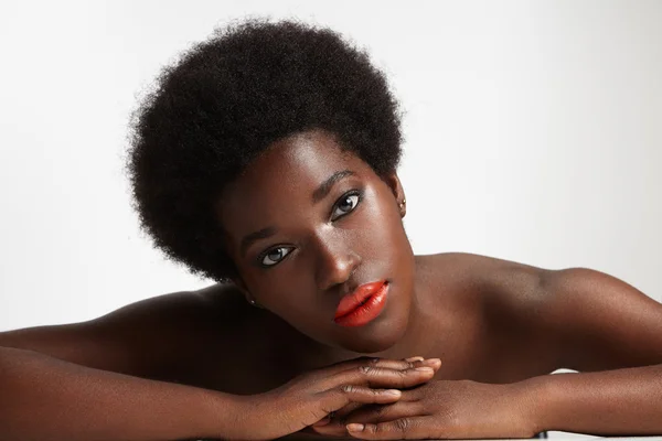 Schwarze Frau mit Afrohaaren — Stockfoto