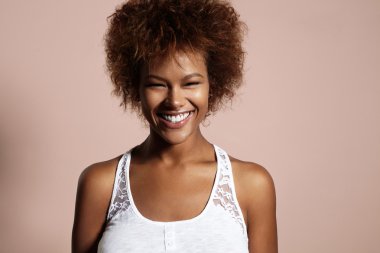 Latin kadın gülüyor