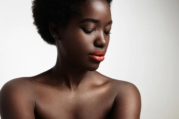 Zwarte vrouw met oranje lippen — Stockfoto
