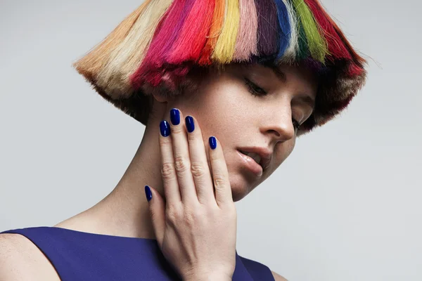 Mulher com cabelo arco-íris — Fotografia de Stock