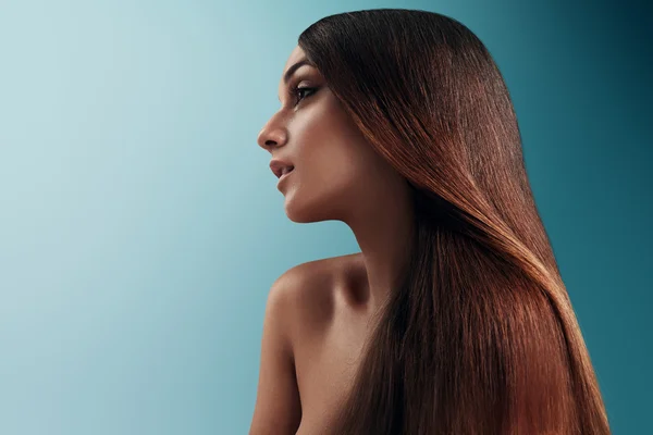 Mujer con cabello liso saludable — Foto de Stock