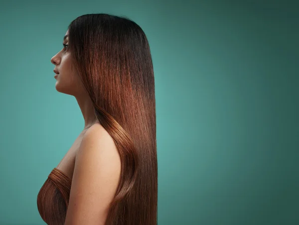 Mulher com cabelo longo e brilhante — Fotografia de Stock