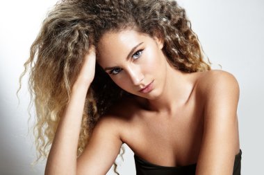 Saçına dokunan kadın