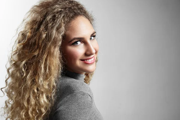 Hermosa mujer rubia sonriente con el pelo rizado — Foto de Stock