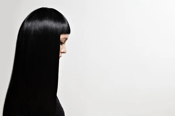 Frau mit langen schwarzen Haaren — Stockfoto